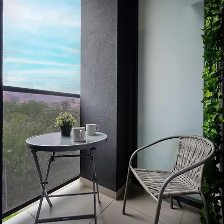 Modern With Balcony For 4 Guests In By Renters Apartmán Vratislav