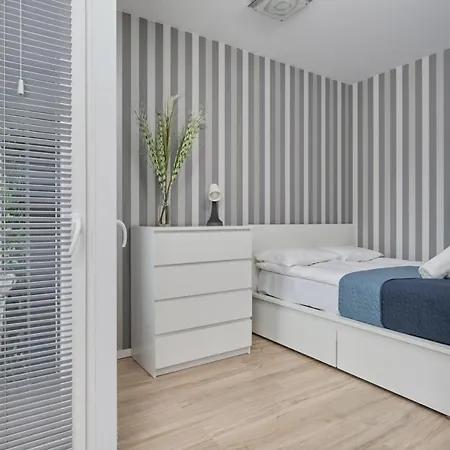 Modern With Balcony For 4 Guests In By Renters *