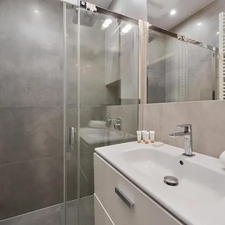 Modern With Balcony For 4 Guests In By Renters