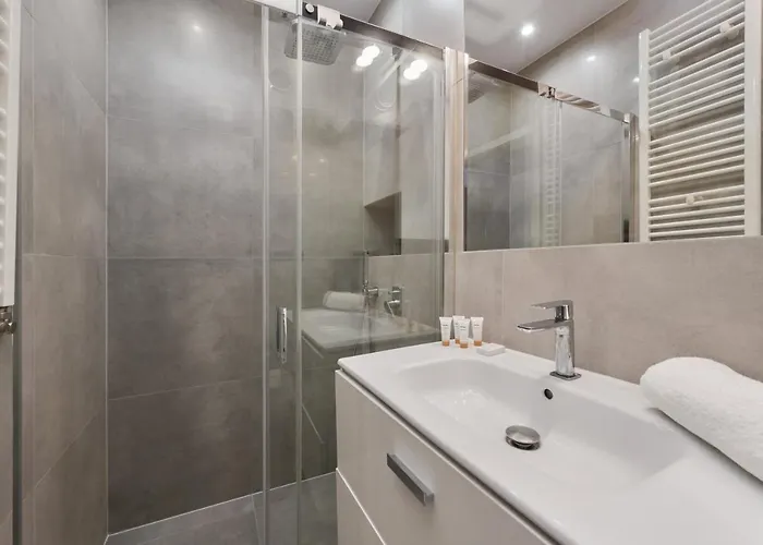 Modern With Balcony For 4 Guests In By Renters